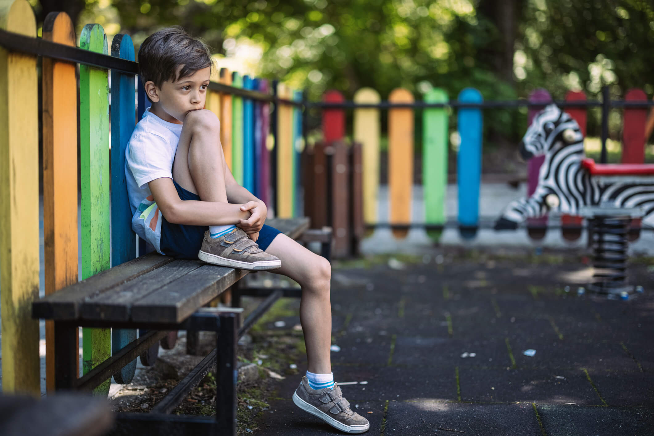 Ni&ntilde;o sentado en banca. Es importante reforzar su aprendizaje.